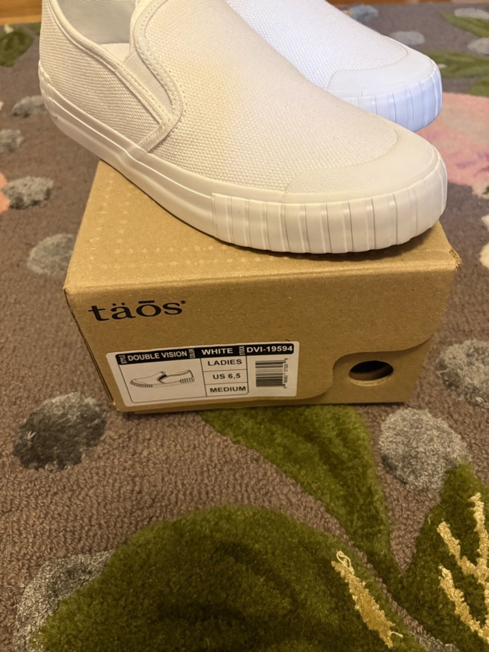 NEW Taos Ladies White Slip-On Canvas Shoes size 6.5